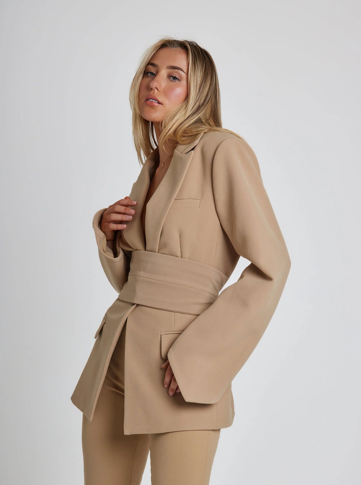 Street-wave Tailored Women Blazer With Waist Belt Elegant Cinched Fit For Professional Women