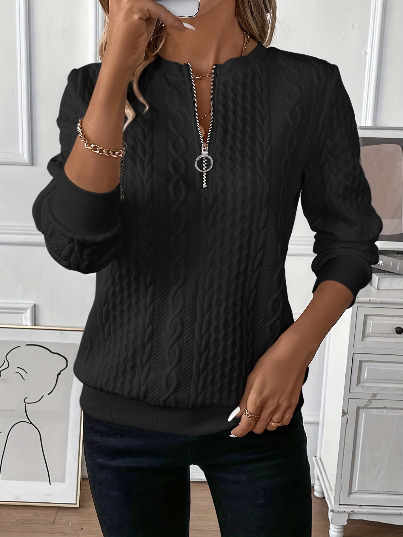 Women's Zip-Up Sweater with Modern Design and Functional Pockets