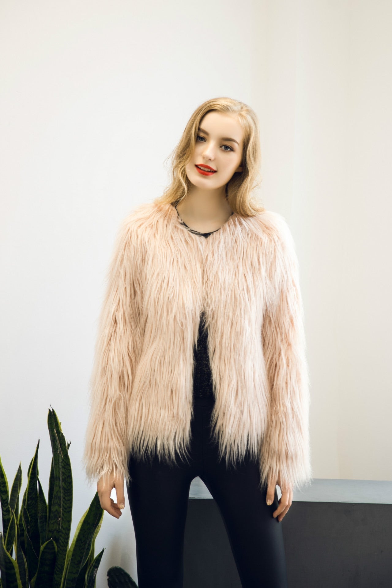 Street-Wave Fluffy Faux Fur Short Jacket for Women, Elegant Cut, Cozy Warmth for Transitional Weather