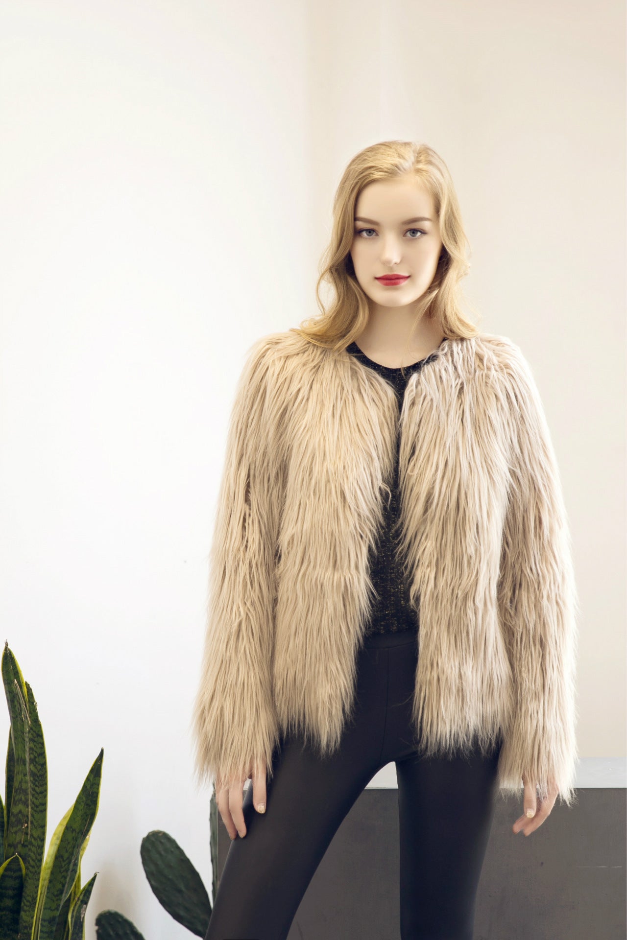 Street-Wave Fluffy Faux Fur Short Jacket for Women, Elegant Cut, Cozy Warmth for Transitional Weather