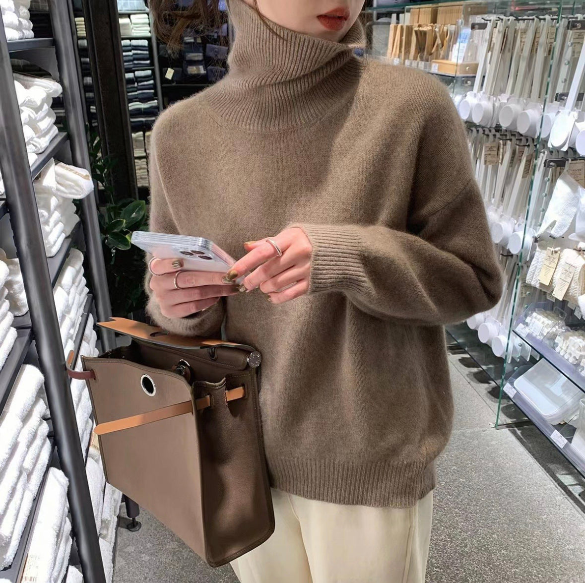 Street Wave Cashmere Turtleneck Sweater for Cold Weather Cozy Versatile Knit for Everyday Style