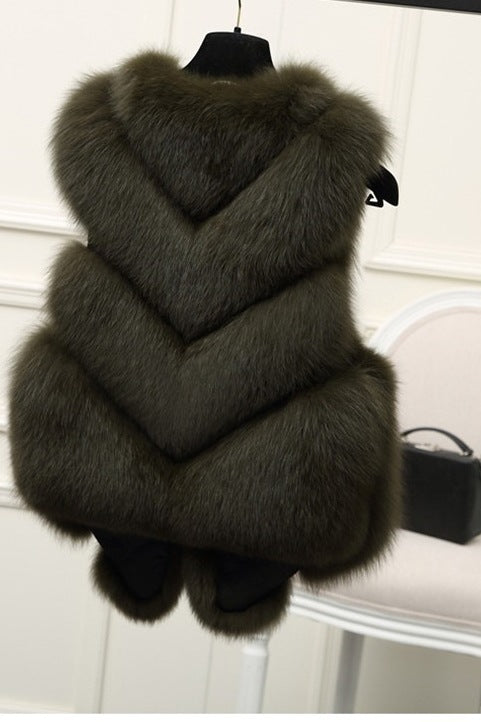 Street-Wave Women's Luxury Faux Fur Vest With Voluminous Details For Cold Weather Glamour