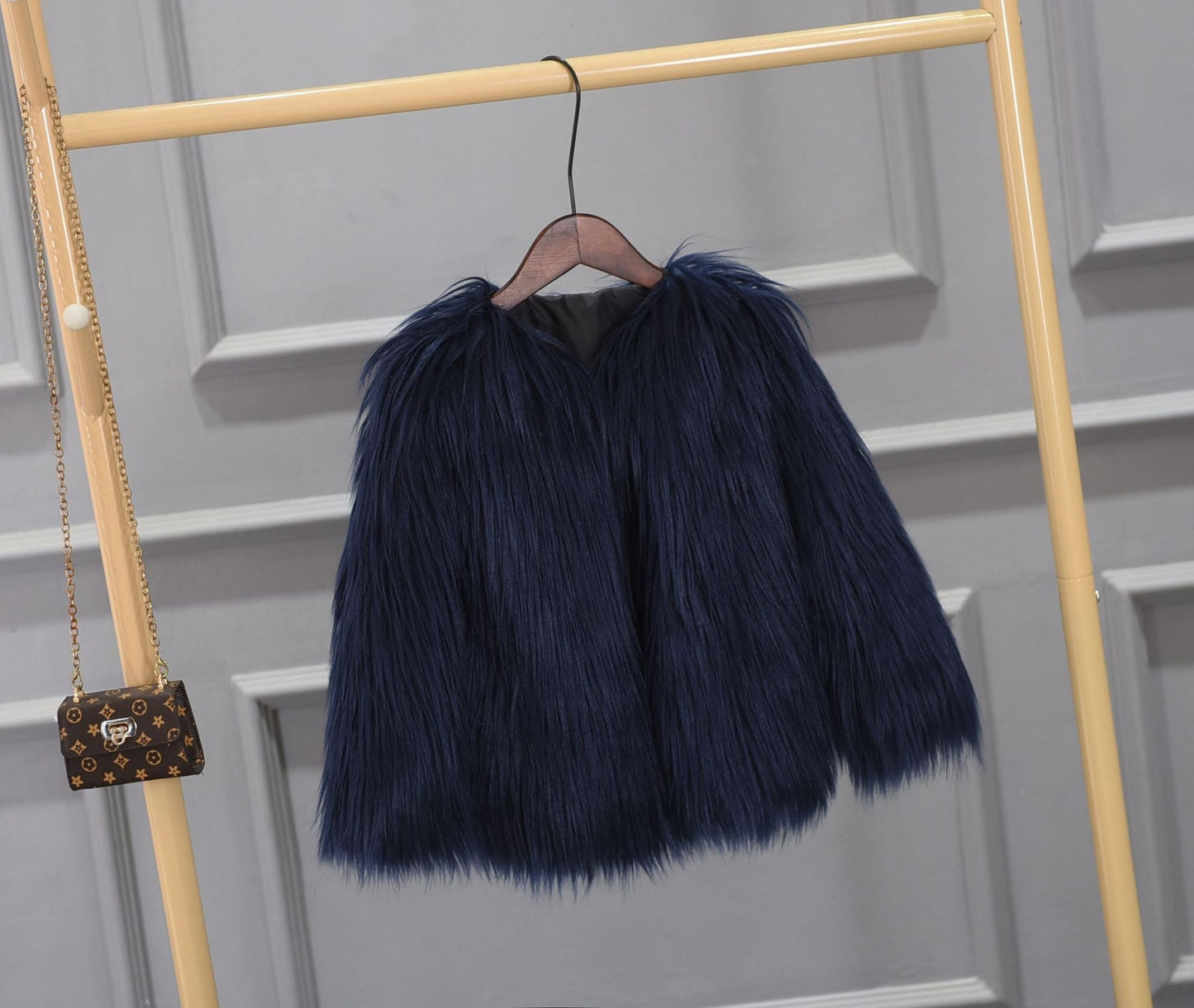 Street-Wave Womens Luxurious Faux Fur Jacket With Voluminous Collar For Warmth And Comfort
