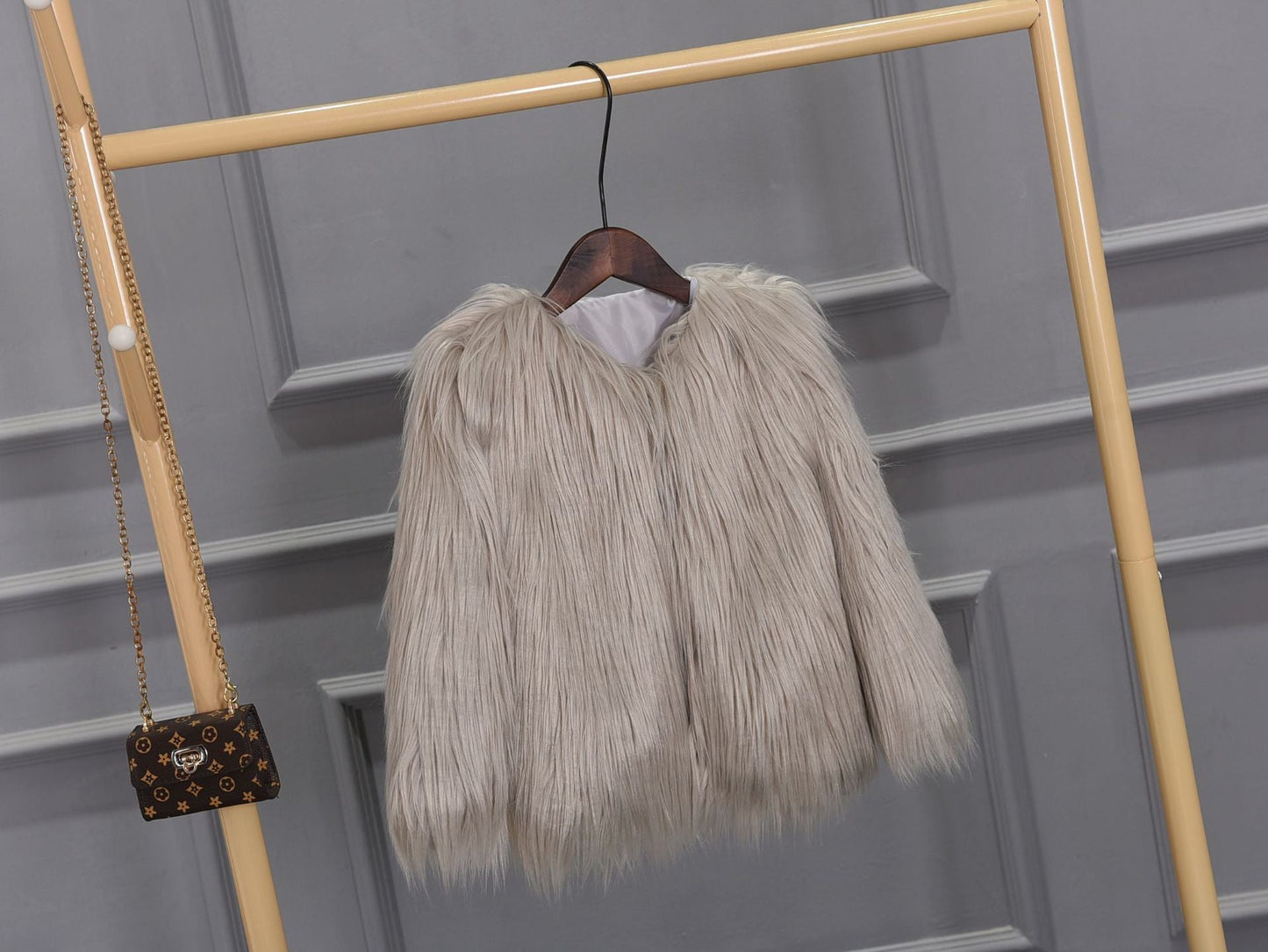 Street-Wave Womens Luxurious Faux Fur Jacket With Voluminous Collar For Warmth And Comfort