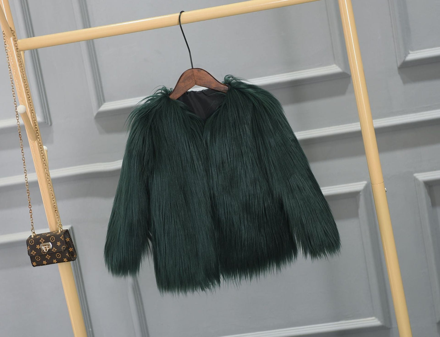 Street-Wave Womens Luxurious Faux Fur Jacket With Voluminous Collar For Warmth And Comfort