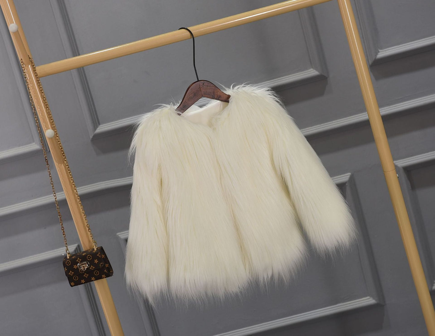 Street-Wave Womens Luxurious Faux Fur Jacket With Voluminous Collar For Warmth And Comfort