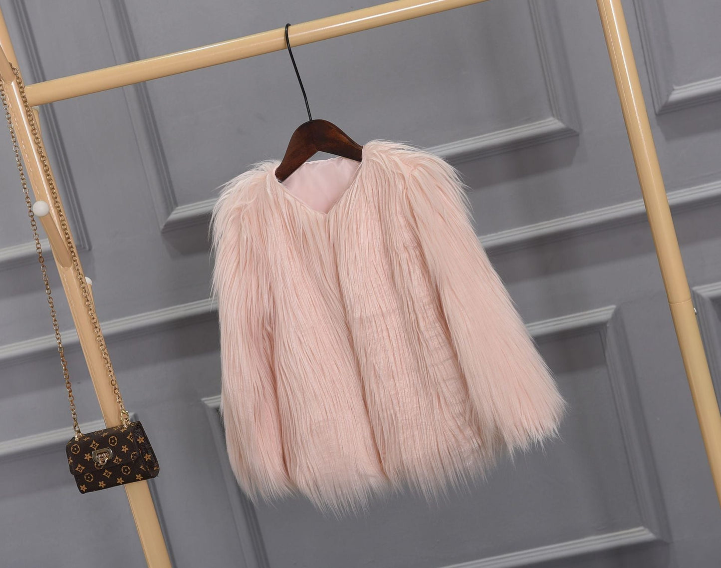 Street-Wave Womens Luxurious Faux Fur Jacket With Voluminous Collar For Warmth And Comfort