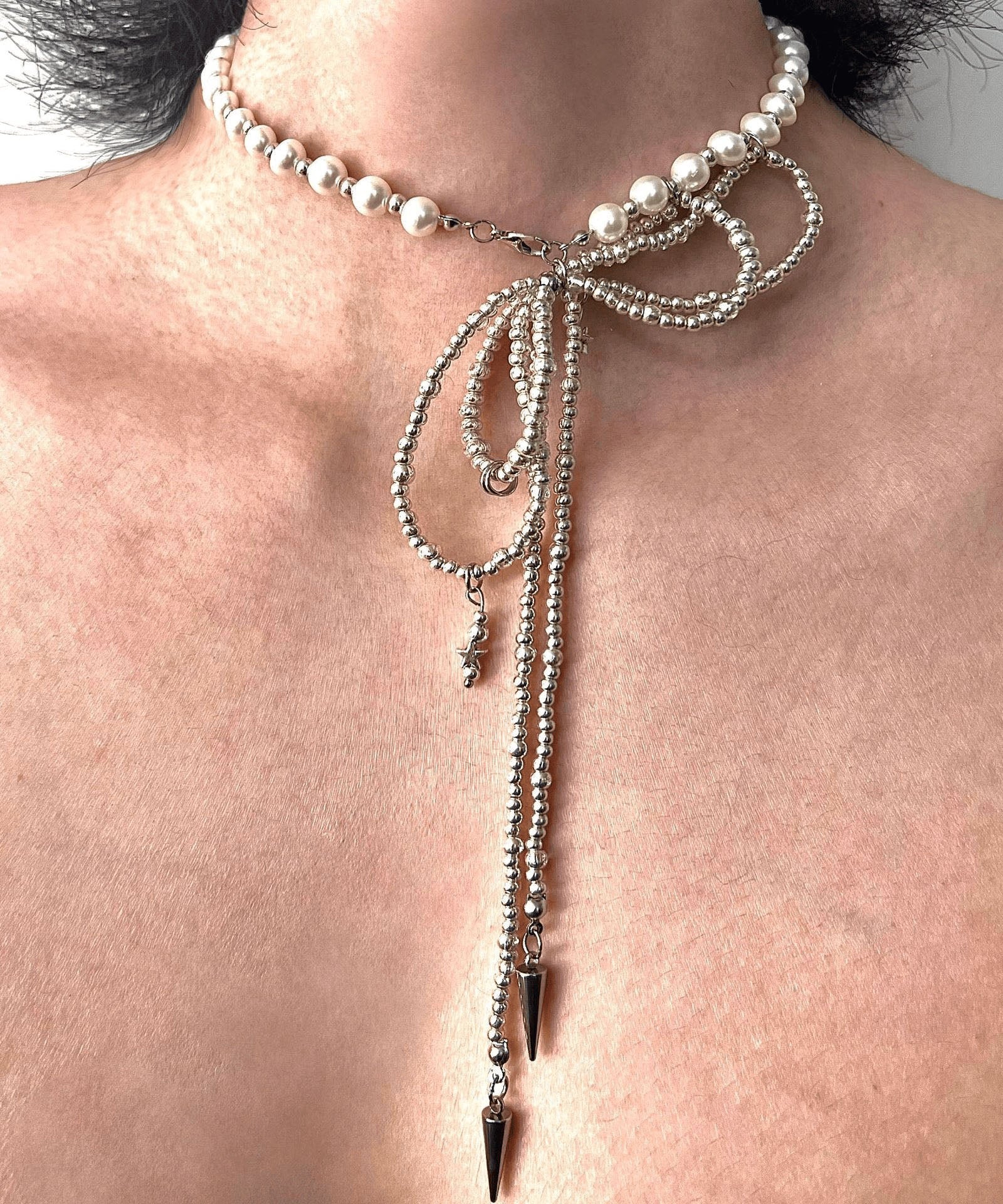 Collier avec pendentif en acier inoxydable et perles en forme de nœud papillon en soie artificielle - Street-Wave