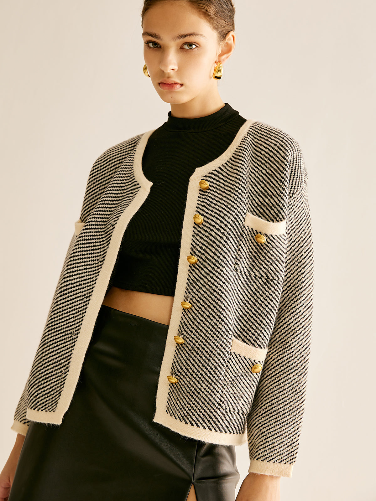 Street-Wave Tweed Cardigan With Contrast Details And Gold Buttons For Women Timeless Sophistication