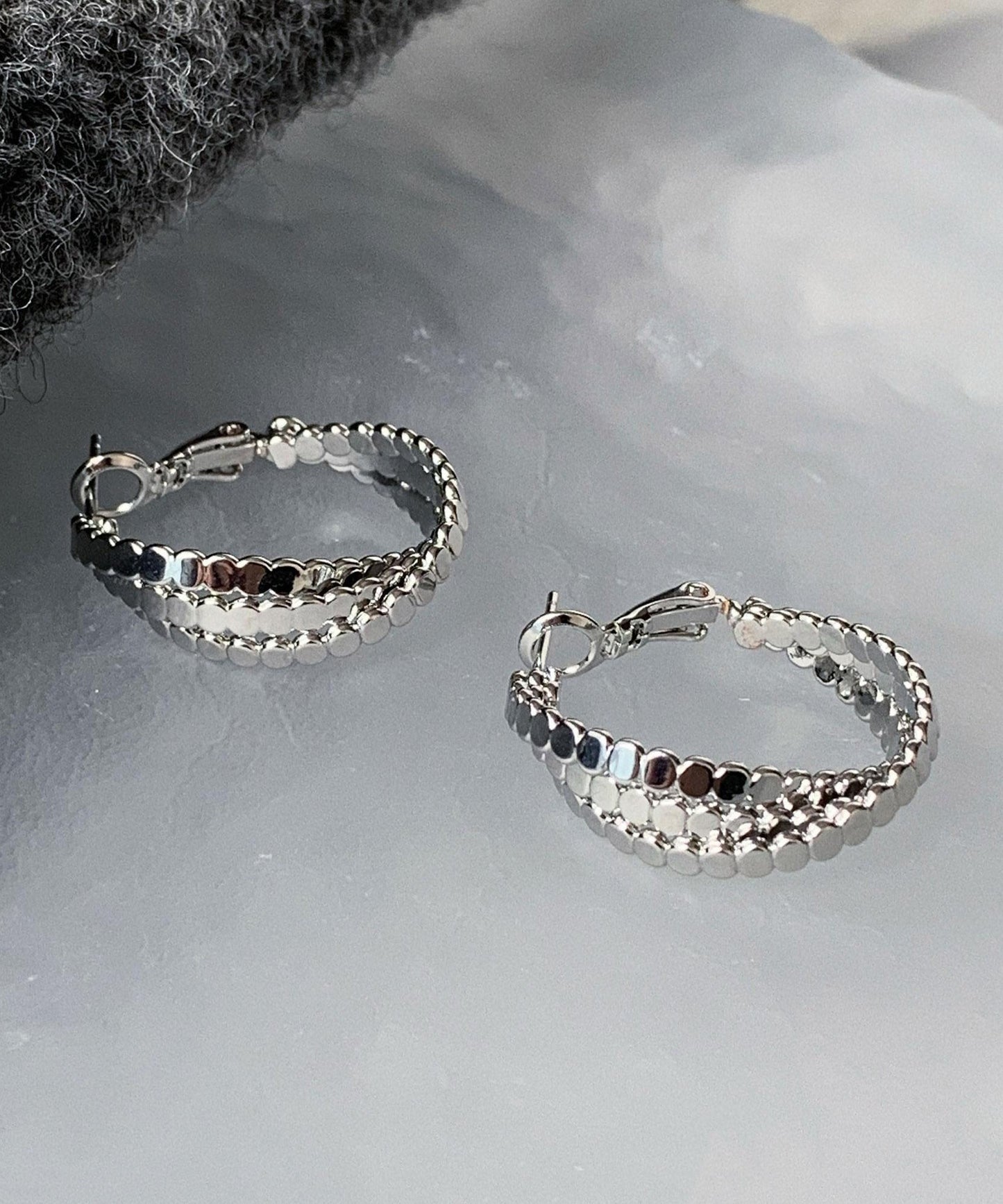 Boucles d'oreilles créoles torsadées en soie et argent sterling, style boutique. - Street-Wave