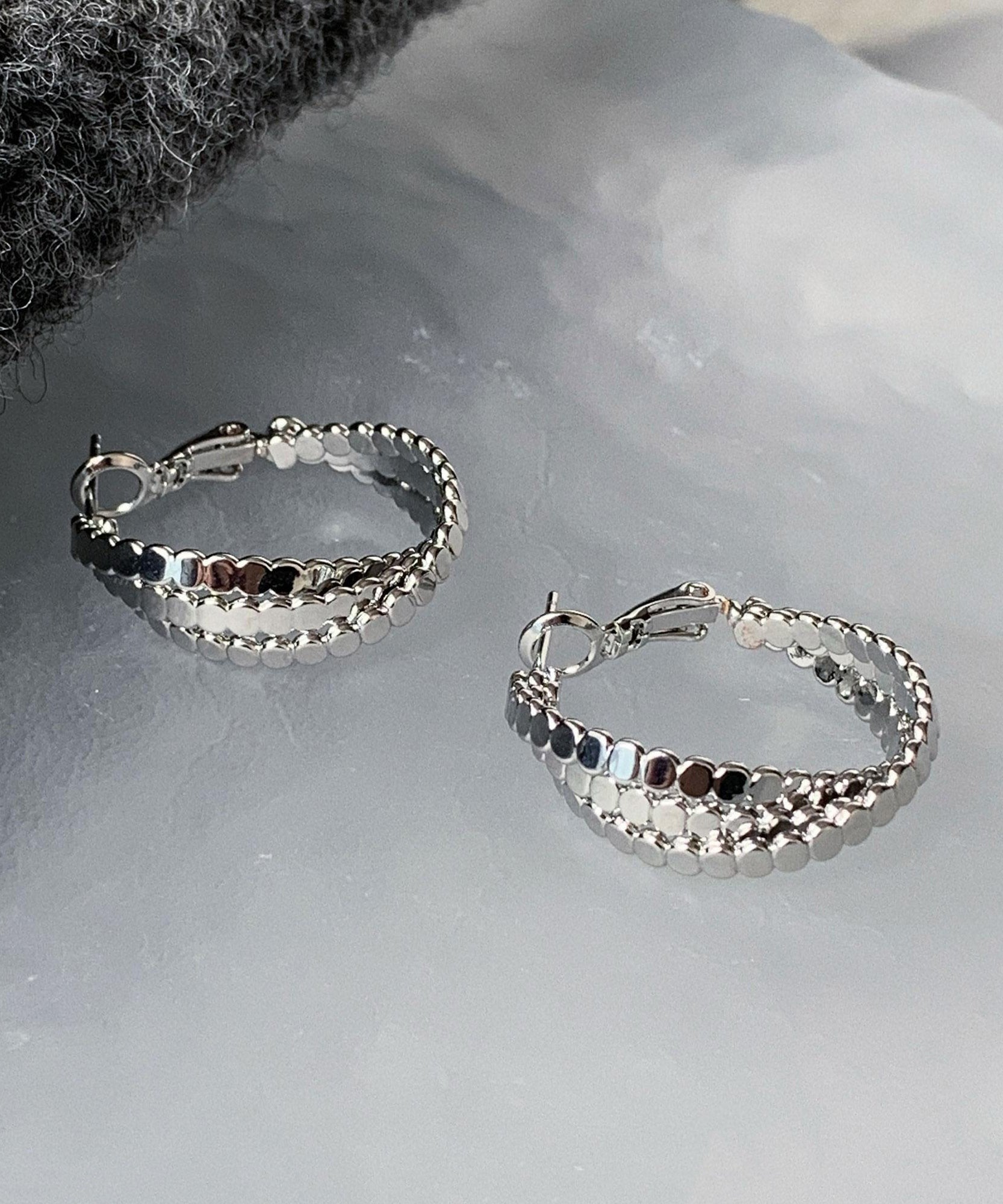 Boucles d'oreilles créoles torsadées en soie et argent sterling, style boutique. - Street-Wave