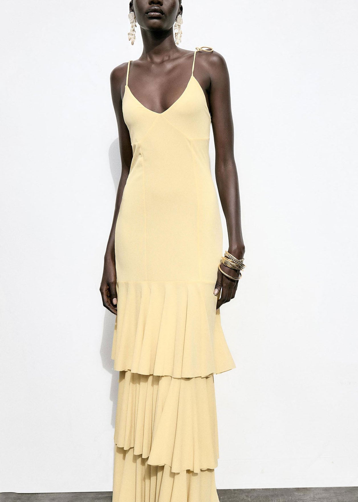 Robe d'été chic à bretelles spaghetti en mousseline de soie jaune à volants et patchwork - Street-Wave