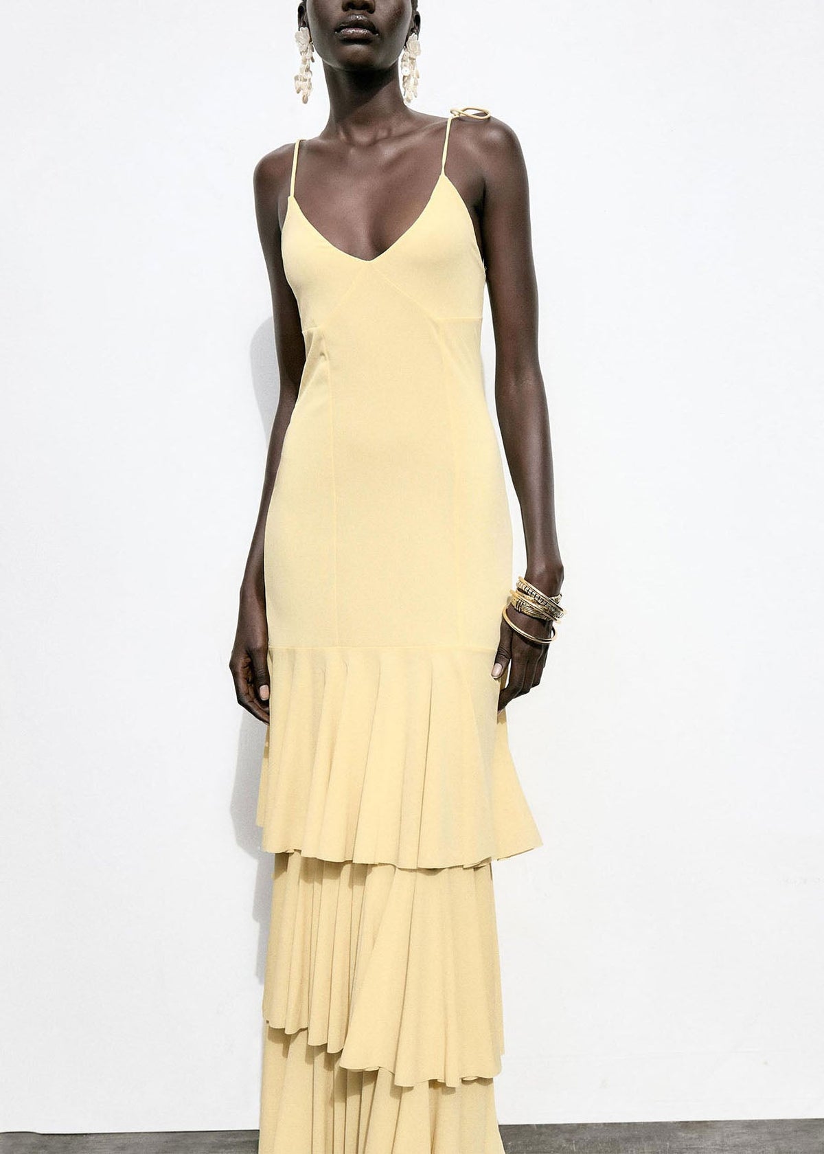Robe d'été chic à bretelles spaghetti en mousseline de soie jaune à volants et patchwork - Street-Wave