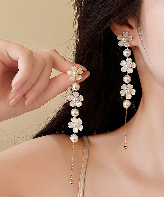 Boucles d'oreilles pendantes élégantes en cuivre blanc avec perles florales et pampilles - Street-Wave