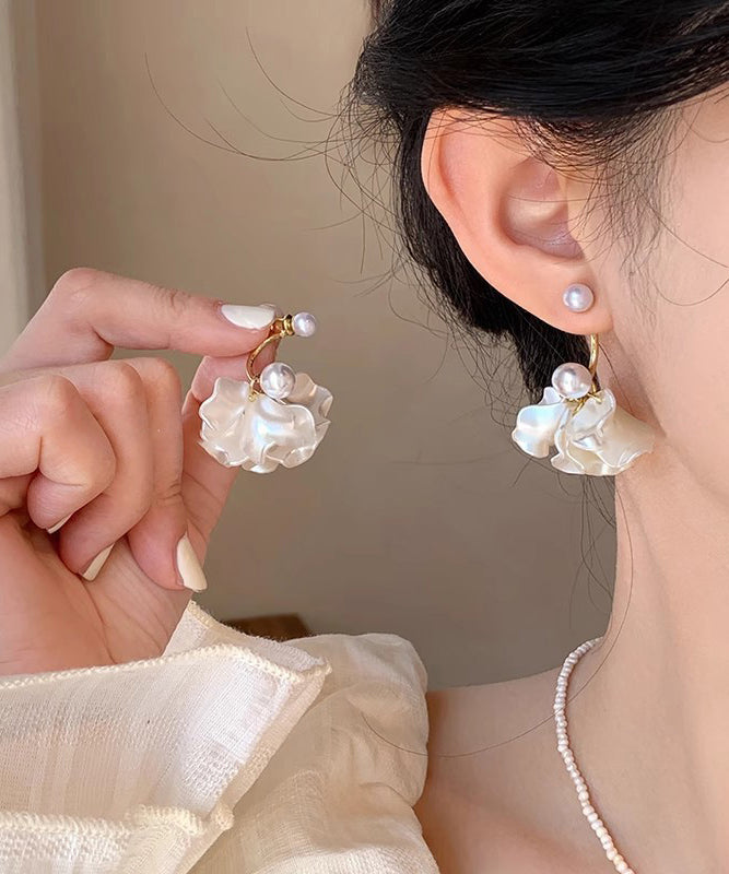 Boucles d'oreilles pendantes élégantes en argent sterling blanc doré et perles, ornées de motifs floraux. - Street-Wave