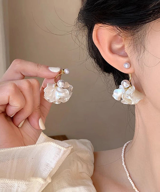 Boucles d'oreilles pendantes élégantes en argent sterling blanc doré et perles, ornées de motifs floraux. - Street-Wave