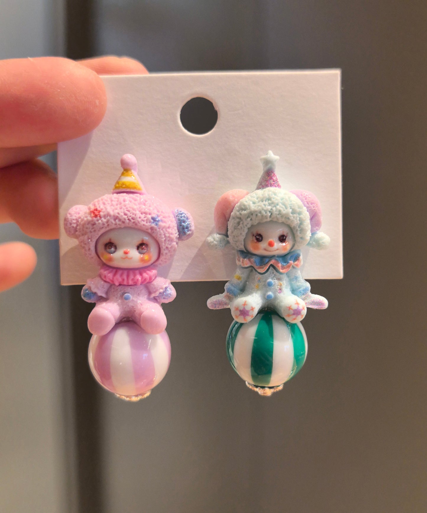 Boucles d'oreilles à tige en alliage asymétrique en forme de poupée de dessin animé - Street-Wave