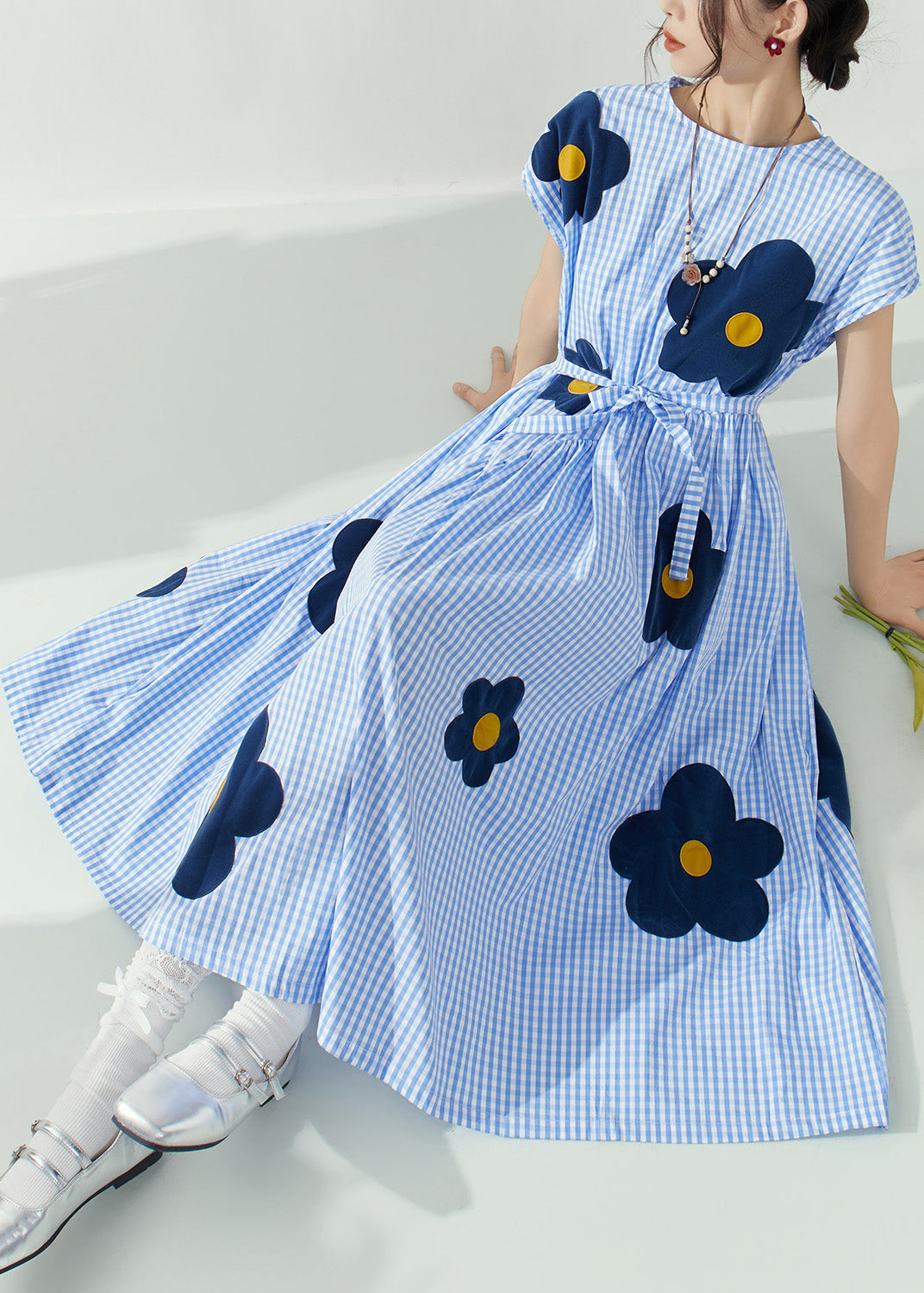 Robe longue à carreaux bleus à col rond et ceinture nouée à fleurs pour l'été - Street-Wave