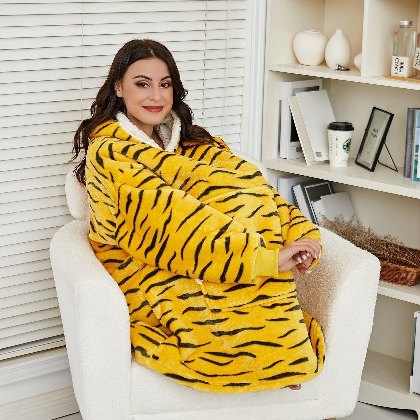 Street Wave Oversized Hoodie Kangaroo Pocket Plush Lining Plus Size Cozy Fleece Pullover