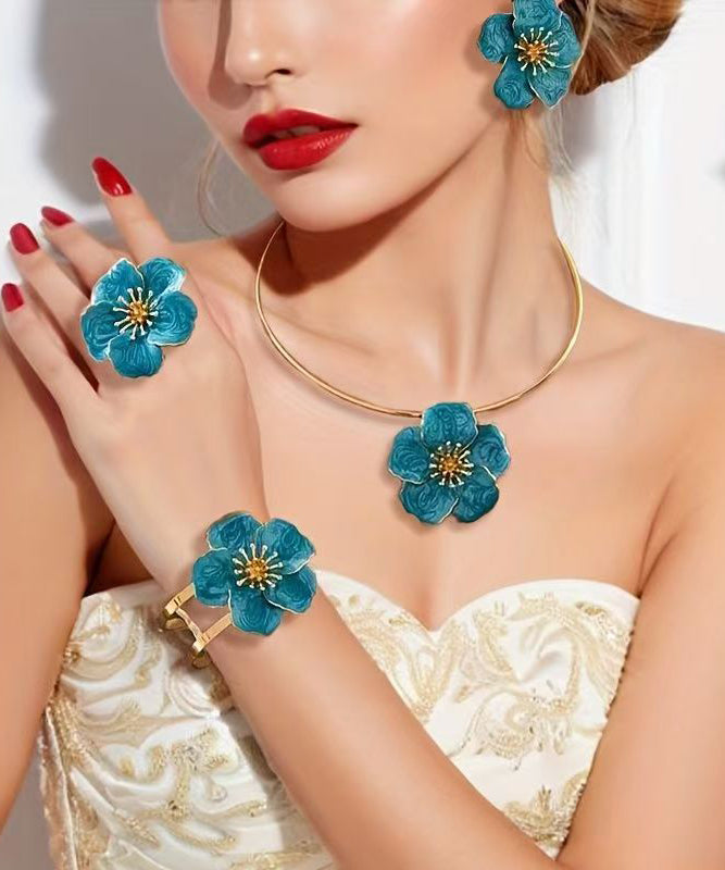 Ensemble de quatre bracelets, boucles d'oreilles, bagues et pendentif en alliage métallique bleu moderne - Street-Wave