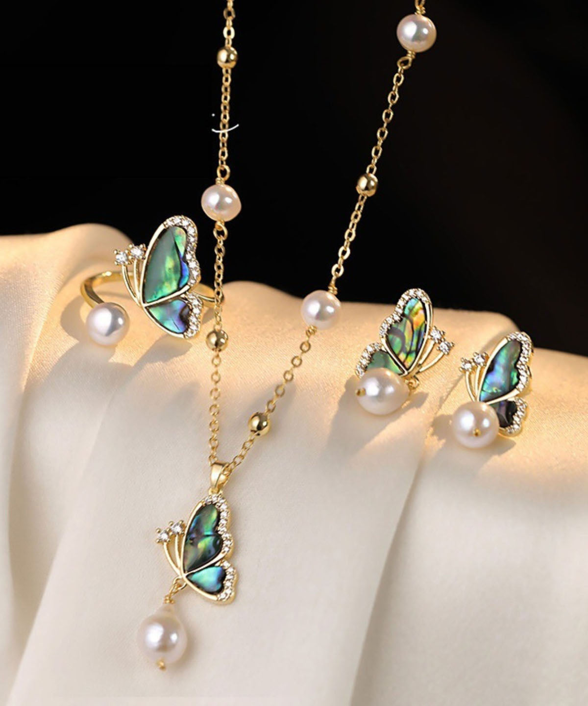 Ensemble trois pièces : collier pendentif papillon en zircon et perle sur cuivre doré, bagues et boucles d'oreilles pendantes - Street-Wave