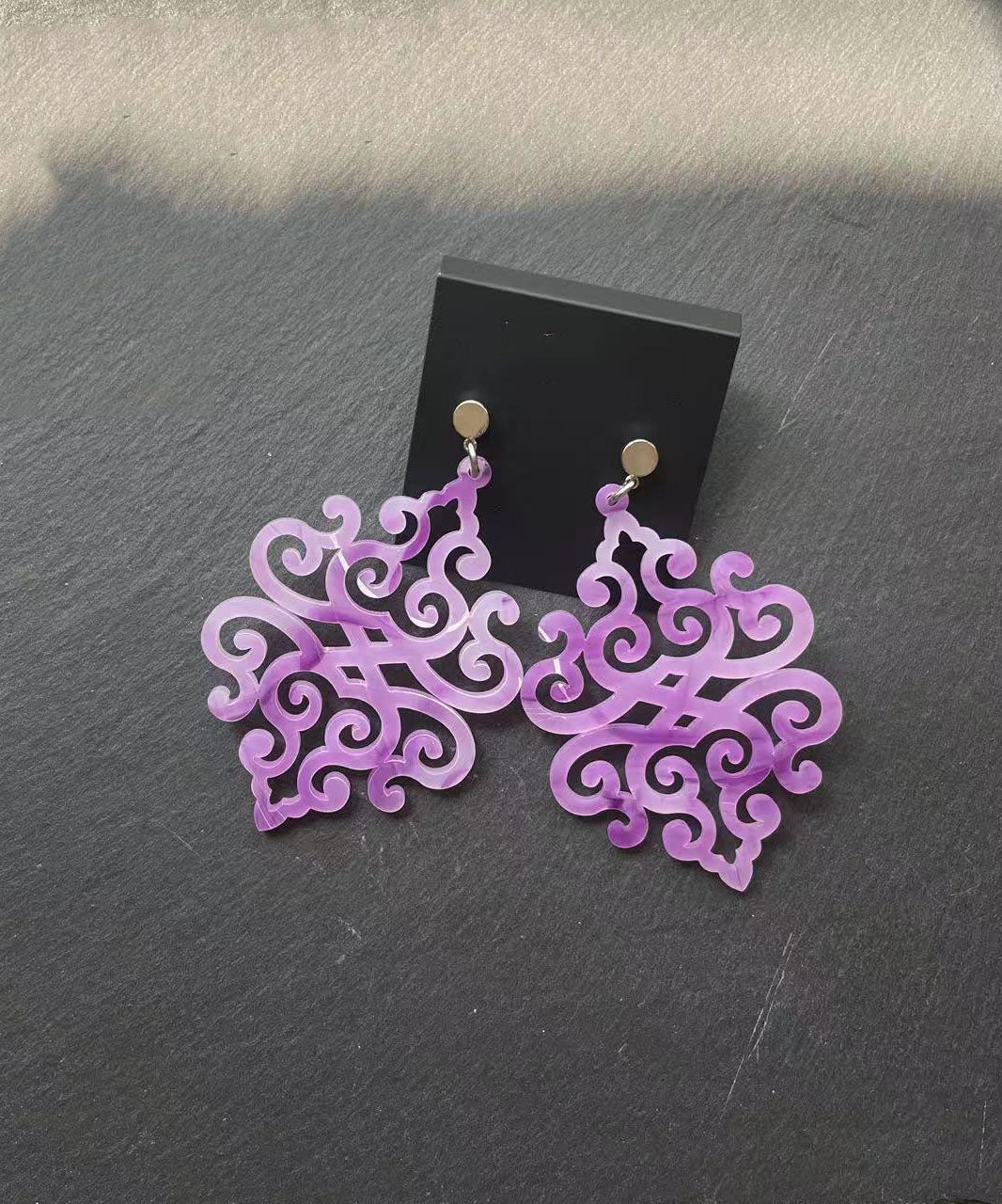 Boucles d'oreilles fantaisie violettes en acrylique ajouré en forme de nuage en forme de goutte - Street-Wave