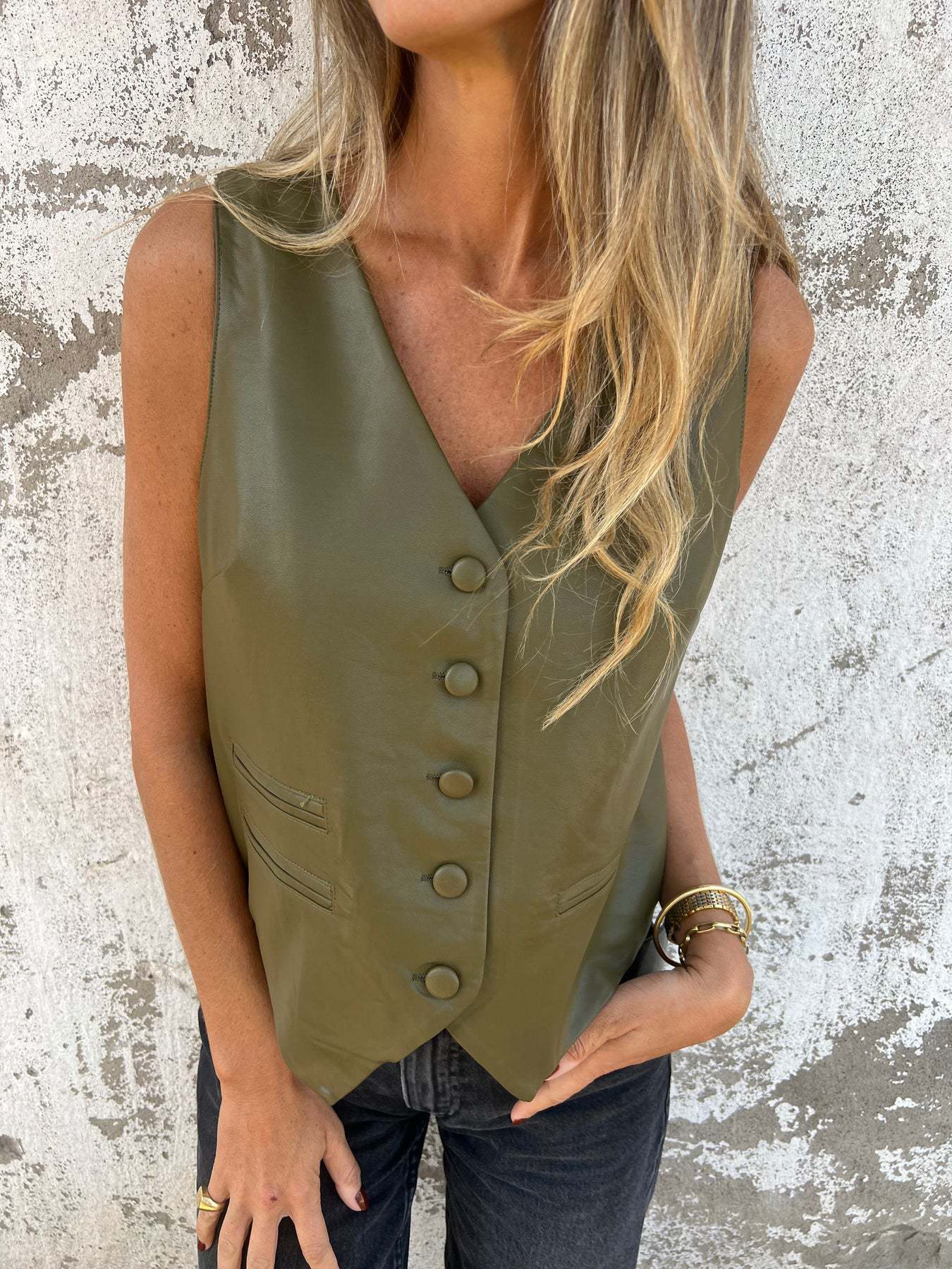 Street-Wave Womens Elegant Vest With Breathable Comfort For Fashionable Everyday Wear