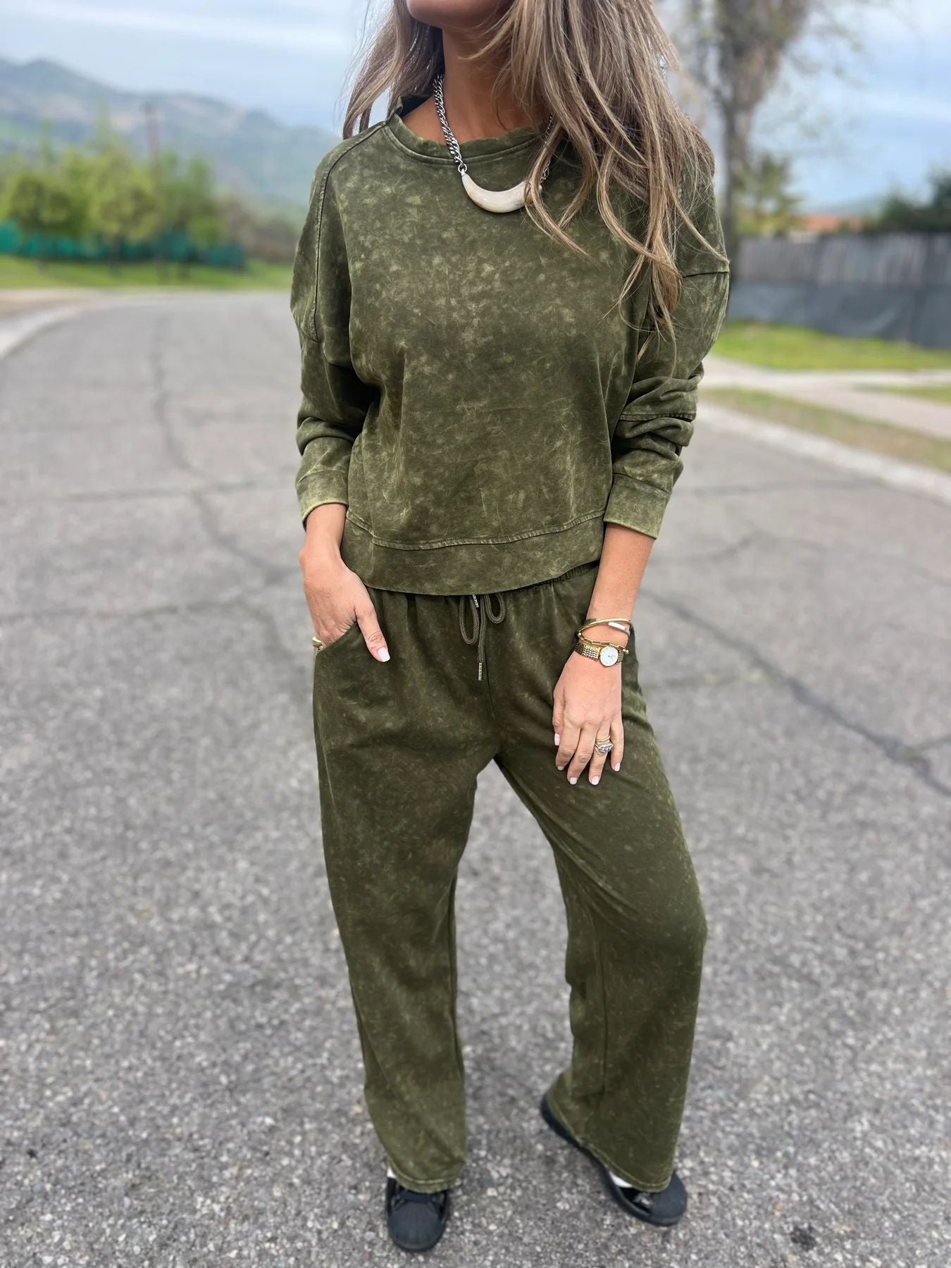 Street-Wave Womens Cozy High-Quality Sweatsuit Set For Casual Lounging And All Day Comfort