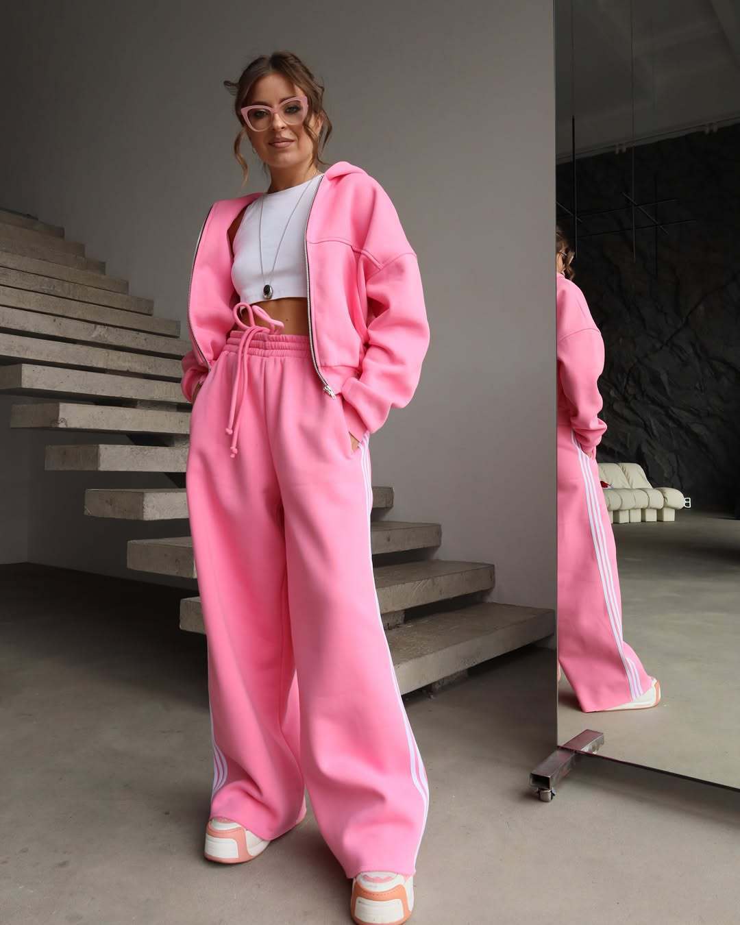Street-Wave Women Sport Lounge Set Cropped Zip Hoodie Wide Leg Joggers Trendy Athleisure for Leisure and Fitness
