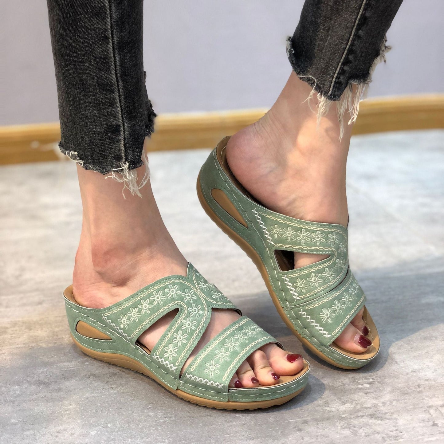 Women's Cushioned Sandals with Adjustable Straps and Arch Support