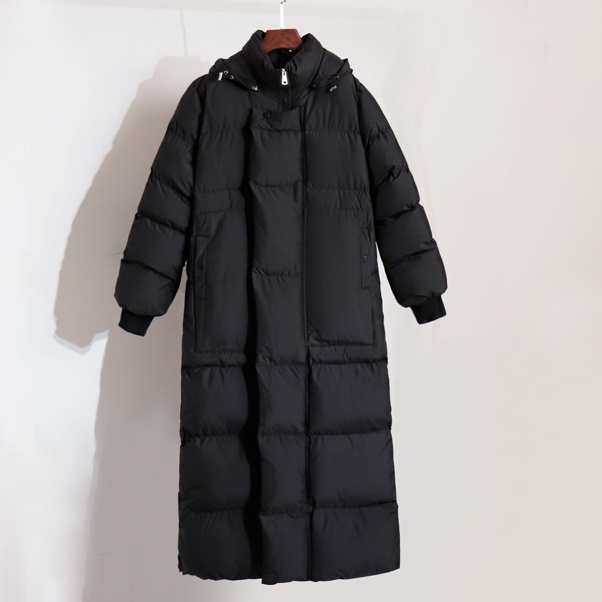 Street-wave Long Puffer Jacket with Hood for Women Cozy Warmth and Zip Closure