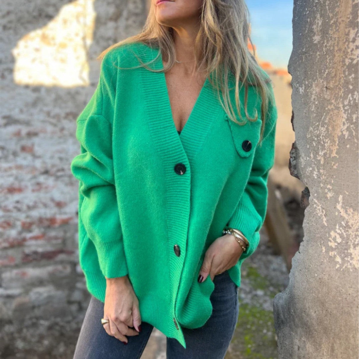 Street-wave Women's Relaxed Knit Cardigan With Asymmetric Cut And Button Details For Everyday Chic