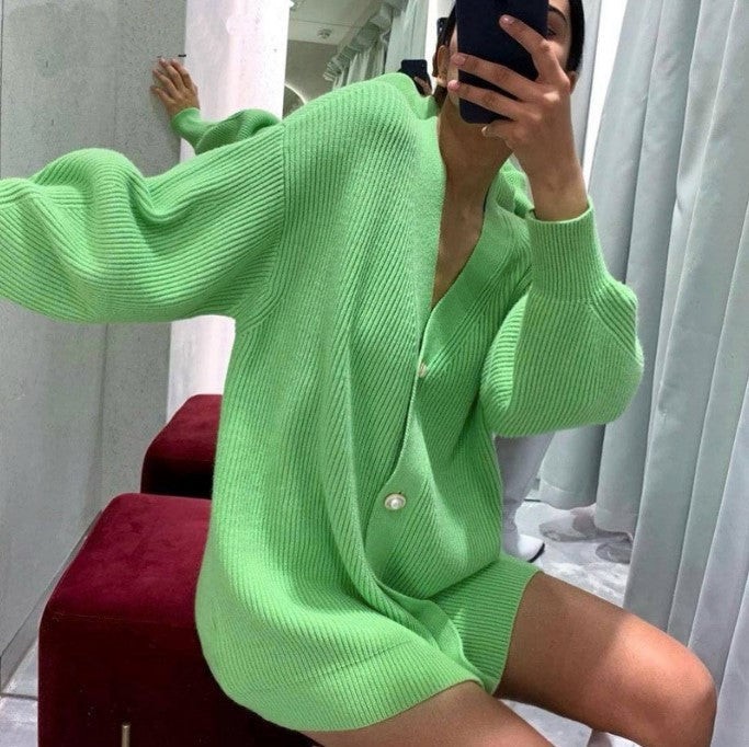 Street-Wave Women's Oversized Knit Cardigan With Deep V-Neck And Elegant Buttons