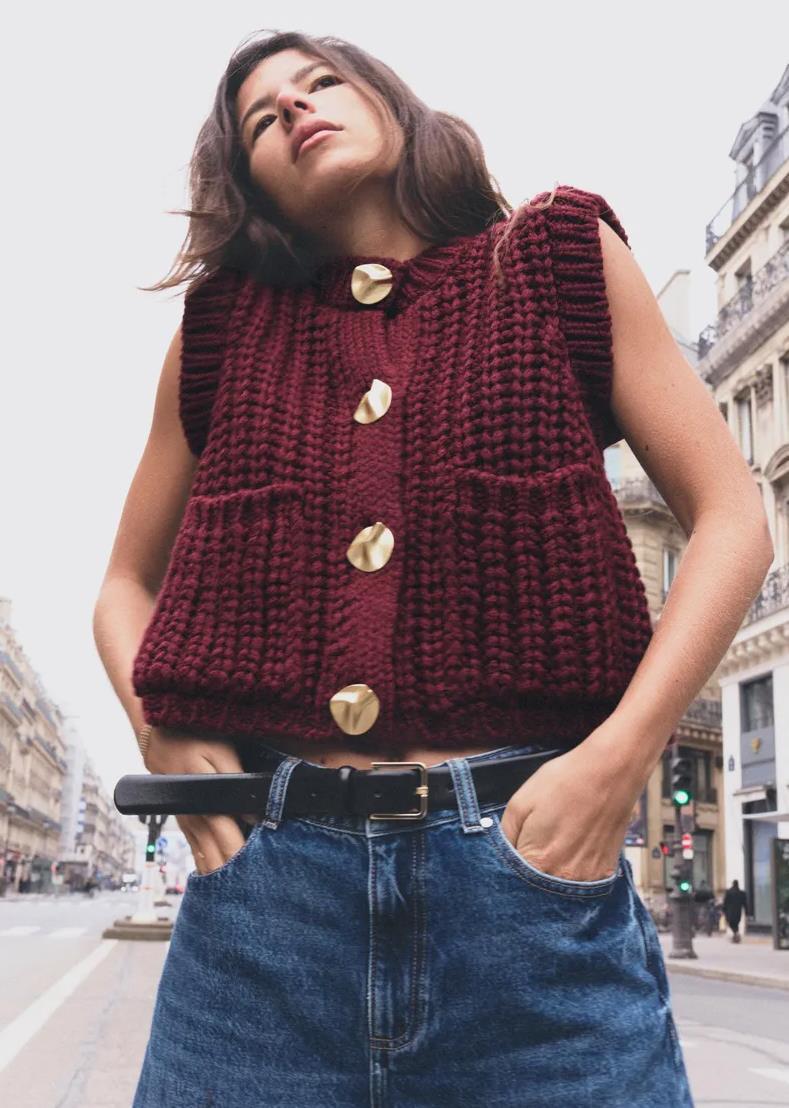 Street Wave Womens Cozy Knitted Vest With Large Buttons And Practical Pockets For Everyday Comfort
