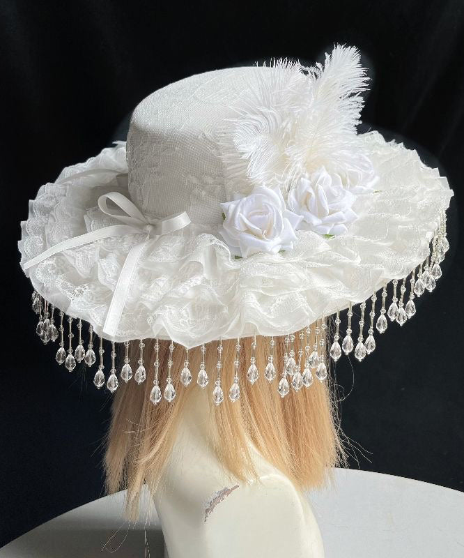 Chapeau cloche original en dentelle et plumes avec pompons et perles de rose blanche - Street-Wave