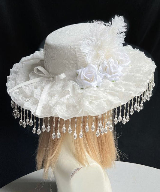 Chapeau cloche original en dentelle et plumes avec pompons et perles de rose blanche - Street-Wave
