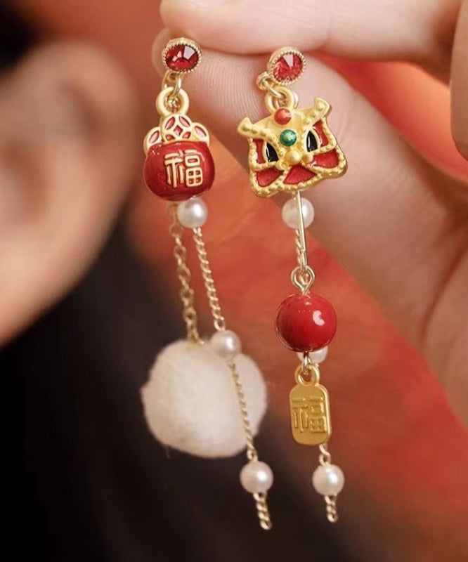 Boucles d'oreilles pendantes asymétriques en cuivre rouge rétro avec perles et chat porte-bonheur en forme de danse du lion et nuages ​​de bon augure - Street-Wave