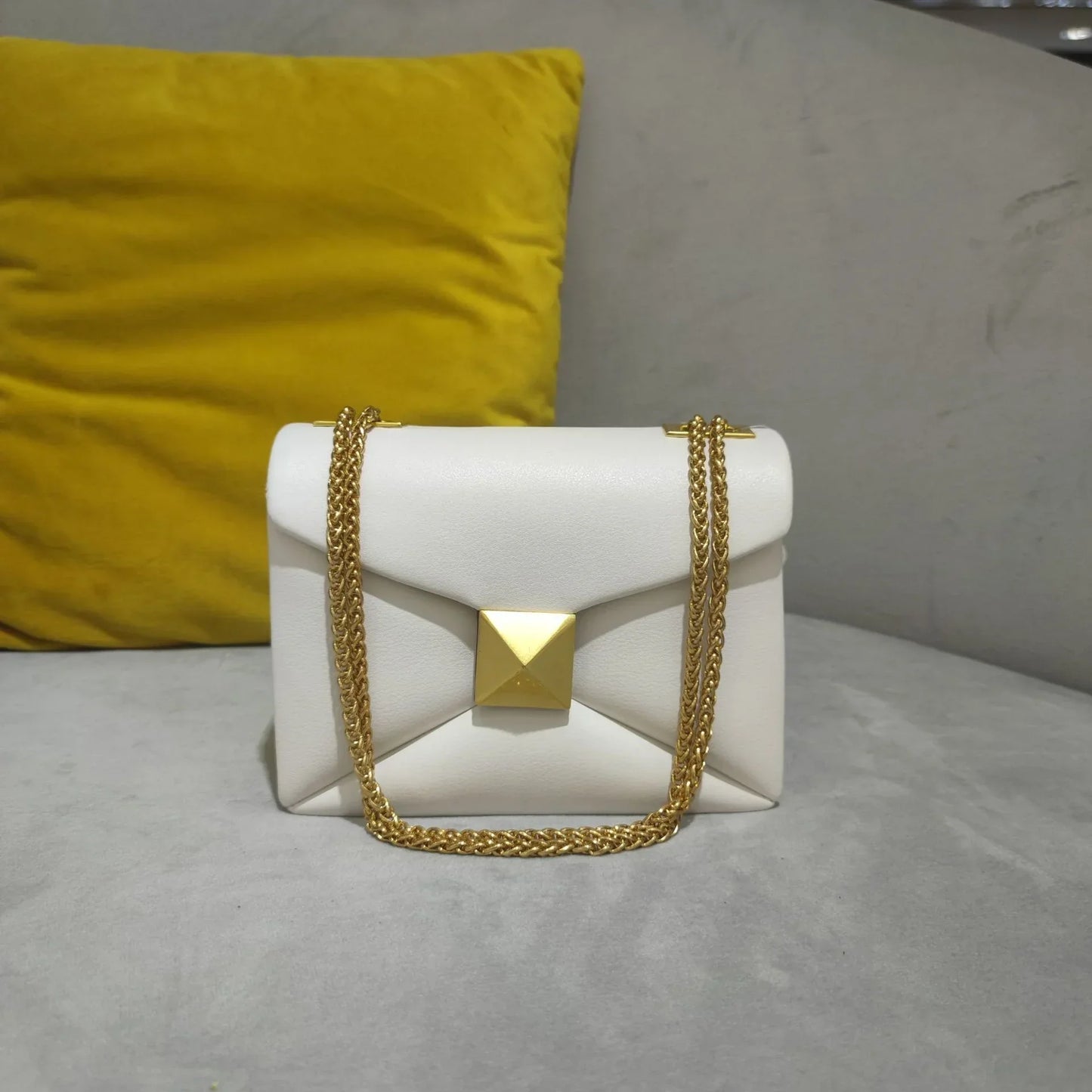 Street-Wave Luxe Rivet Leather Crossbody Bag - Premium Craft With Rivet Detail And Versatile Chain Strap For Day To Night