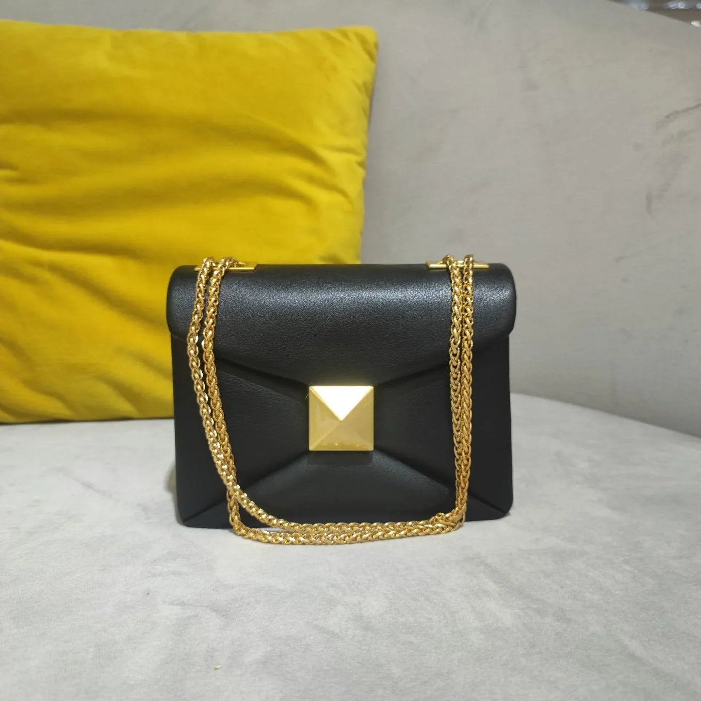 Street-Wave Luxe Rivet Leather Crossbody Bag - Premium Craft With Rivet Detail And Versatile Chain Strap For Day To Night