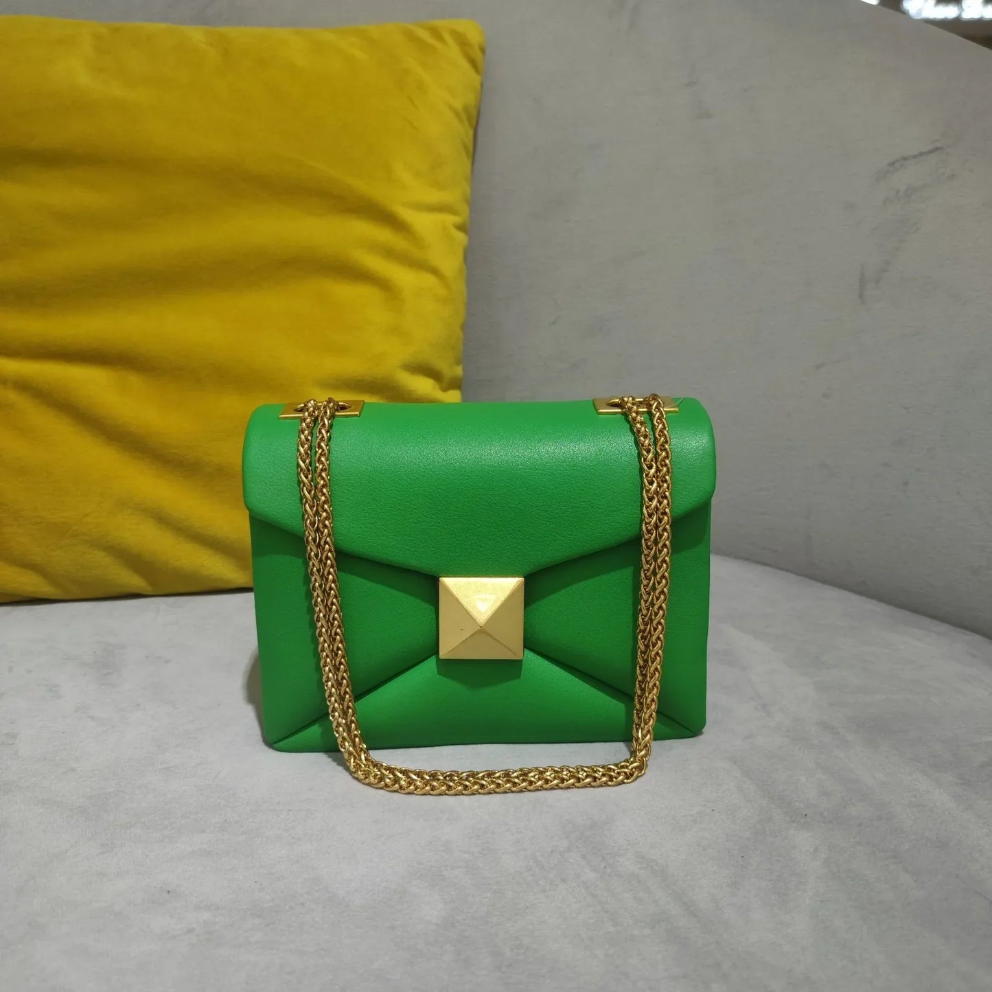 Street-Wave Luxe Rivet Leather Crossbody Bag - Premium Craft With Rivet Detail And Versatile Chain Strap For Day To Night