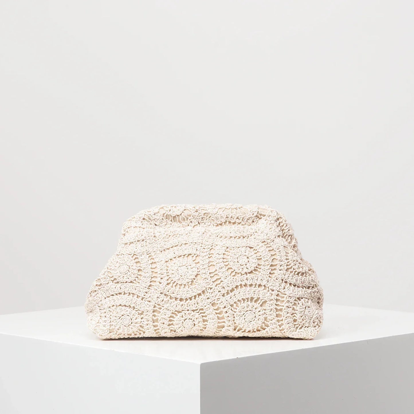 Street-Wave Bohemian Lace Clutch - Handwoven Straw Material For Lightweight And Compact Yet Spacious Interior