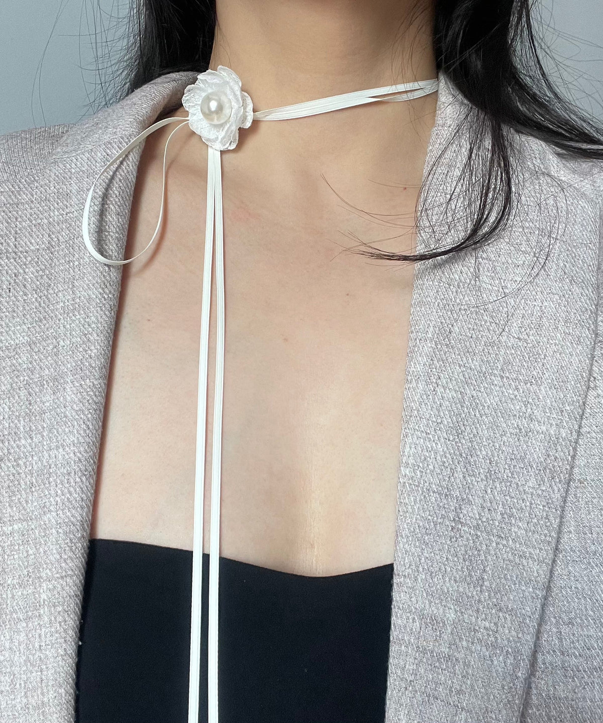Collier simple en dentelle de tissu blanc et perles de camélia - Street-Wave