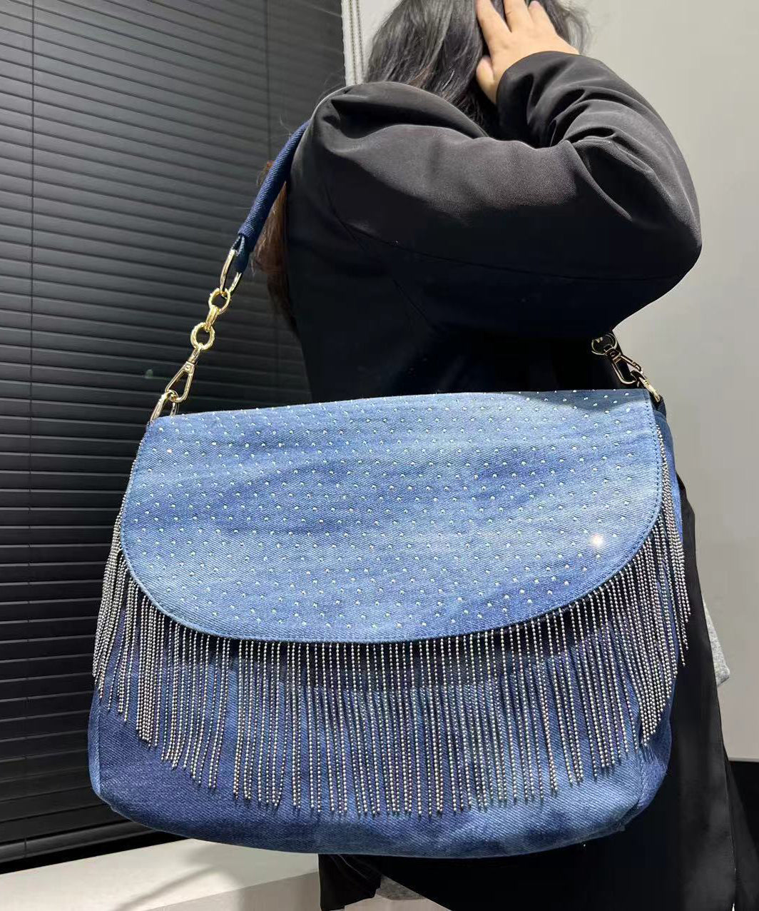 Sacs à bandoulière élégants en denim bleu avec pompons et zircons - Street-Wave