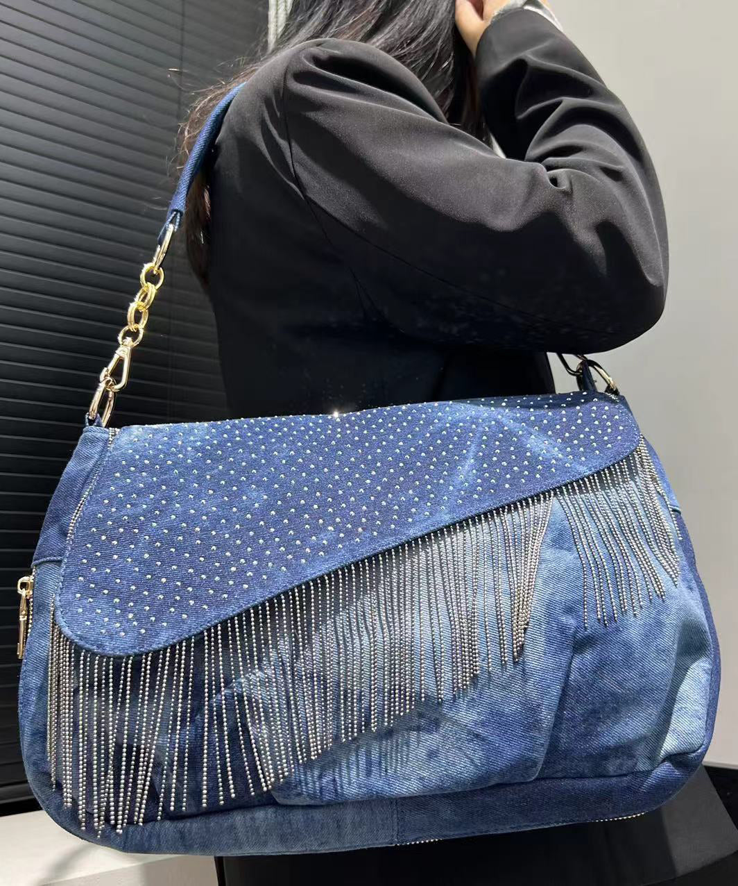 Sacs à bandoulière élégants en denim patchwork avec pompons bleus et zircons - Street-Wave