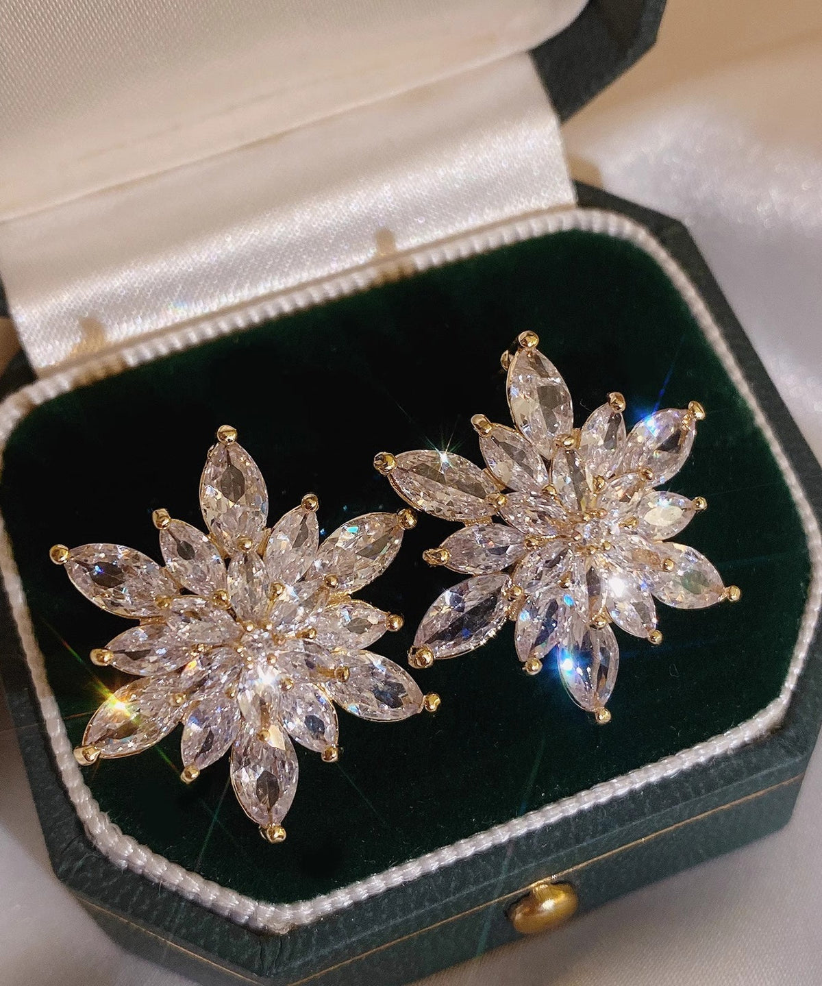 Boucles d'oreilles à tige élégantes en cristal de zircon surdoré avec flocon de neige - Street-Wave