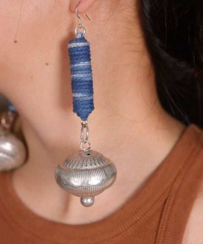 Boucles d'oreilles pendantes vintage en argent sterling bleu tie-dye avec petites cloches cylindriques - Street-Wave