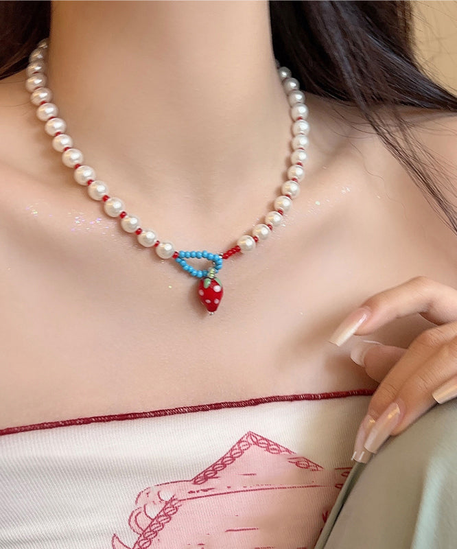 Collier pendentif fraise en résine tissée blanche Vogue - Street-Wave