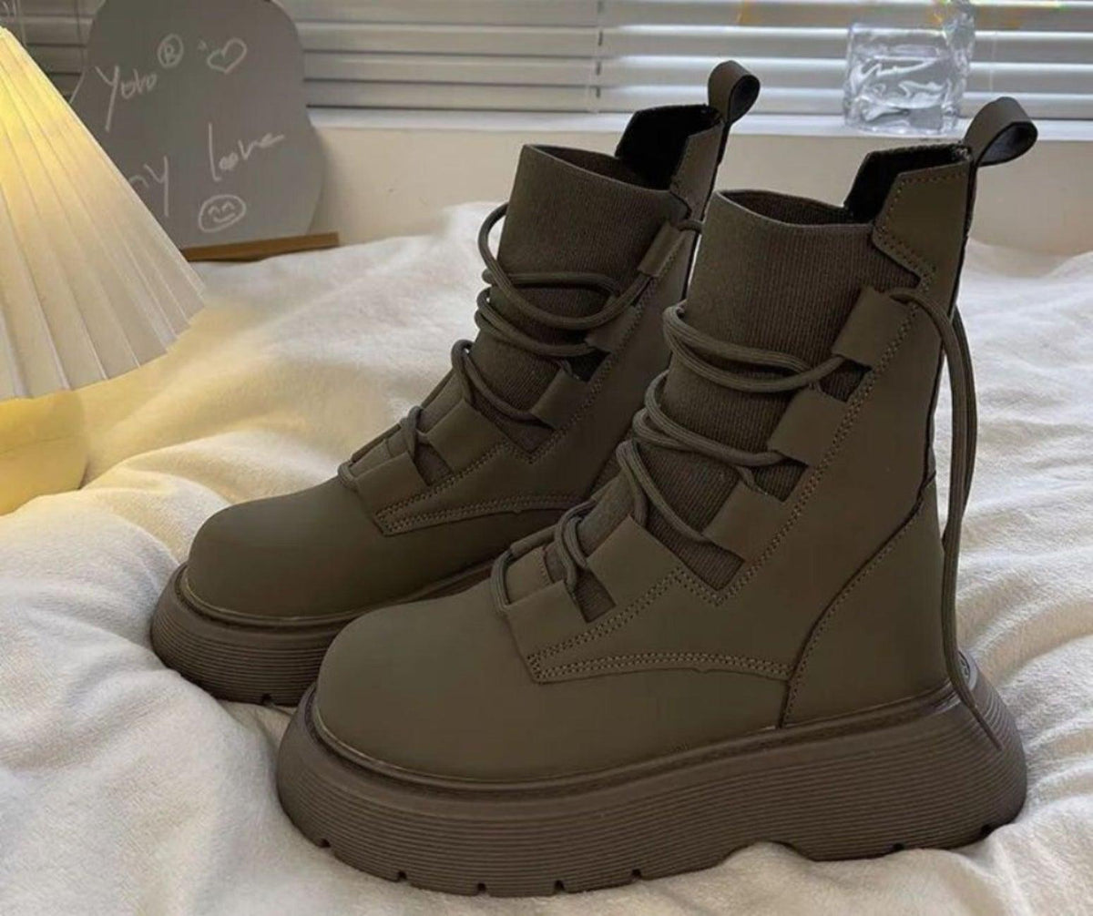 Women's Winter Boots with Insulated Design and Sturdy Sole