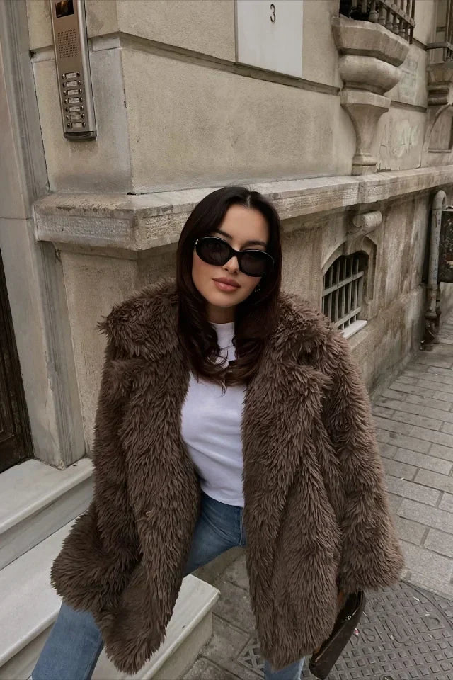 Street-Wave Brown Plush Coat With Soft Fur Feel For Women Cozy Warmth Ideal For Winter Weather