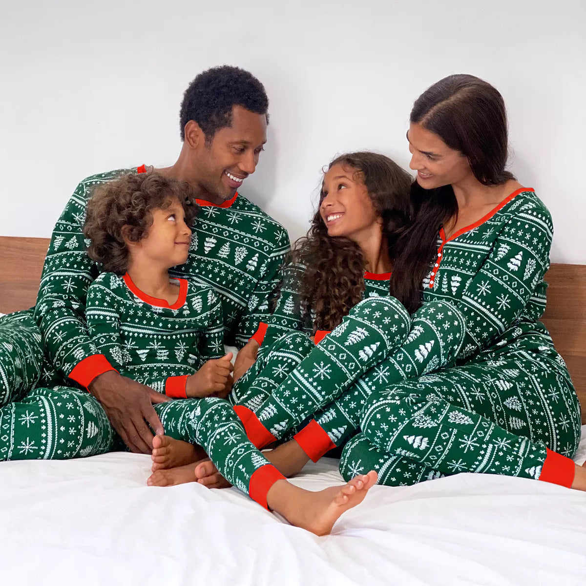 Mutual Dropshopping Family Christmas Pajamas Set In Green Snowflake Print